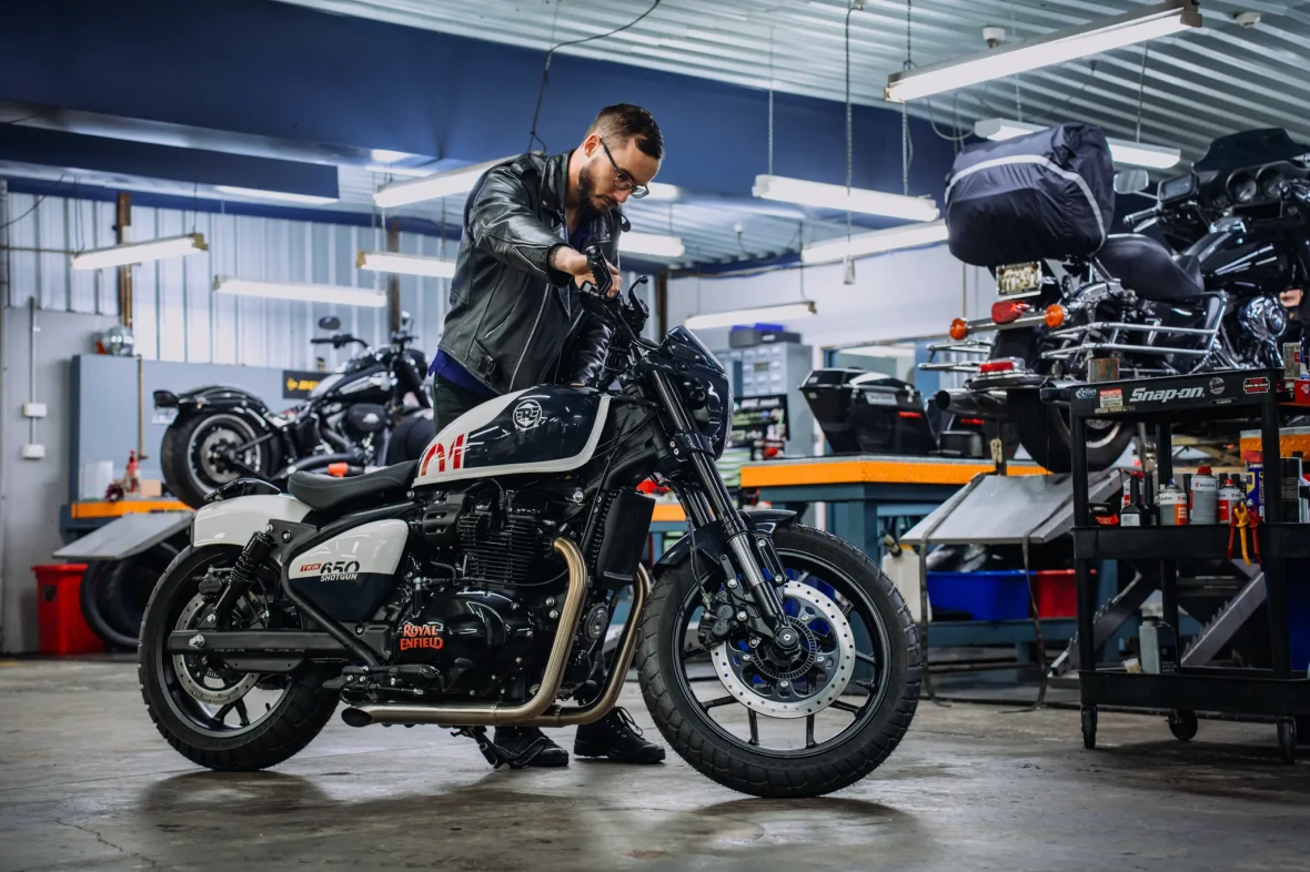 Royal-enfield-busted-knuckles-20206-BKBO-S3-HOM-Web-Tom-Fossati-7